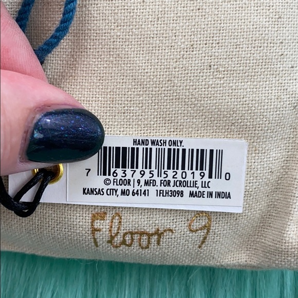 Floor 9 Night Cap Flask and Bag - Picture 6 of 16